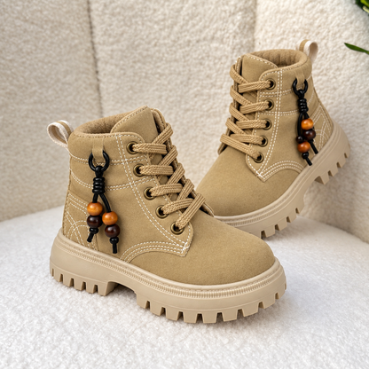 Bottines à lacets pour enfant avec semelles crantées épaisses, surpiqûres décoratives et détails perlés sur le côté