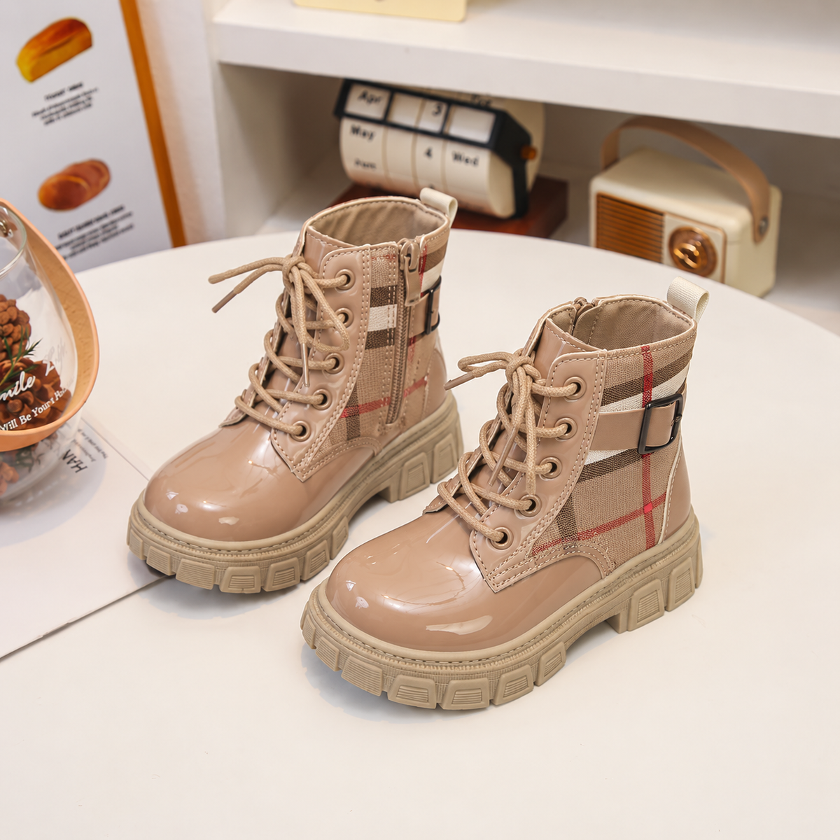 Bottines élégantes à carreaux pour fille avec fini brillant, laçage sur le devant, boucle décorative et semelle épaisse