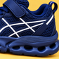 Baskets sportives pour enfant en mesh avec détails latéraux contrastants, semelles ajourées sculptées et fermeture à lacets ou auto-agrippante — Chaussures de tous les jours