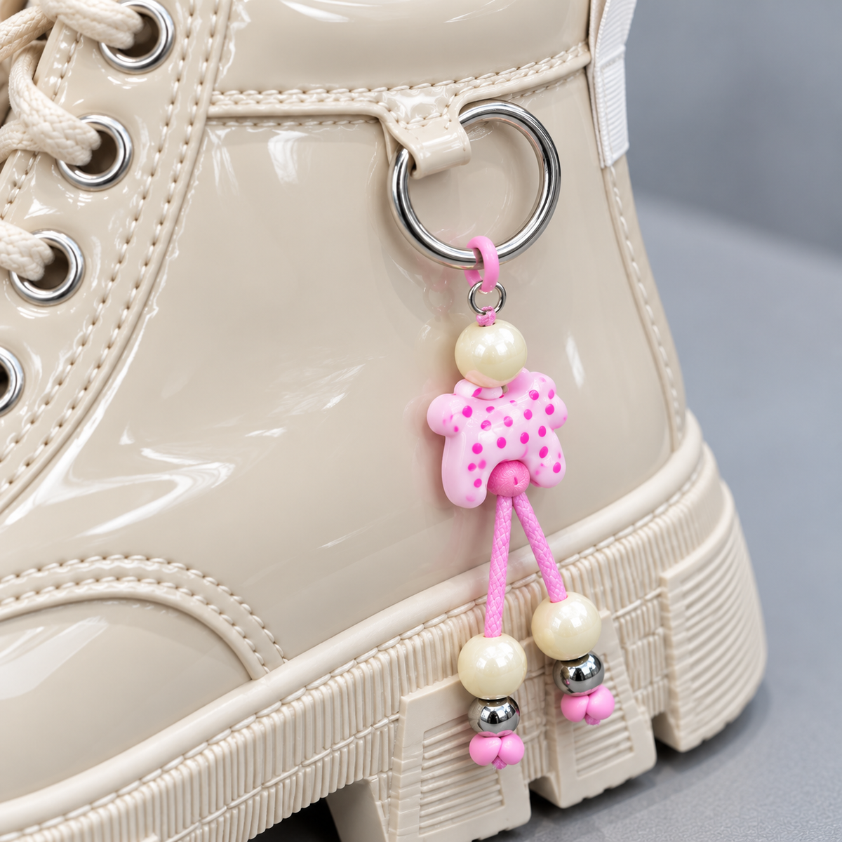 Bottines à lacets vernies pour fille avec breloques perlées et semelles épaisses