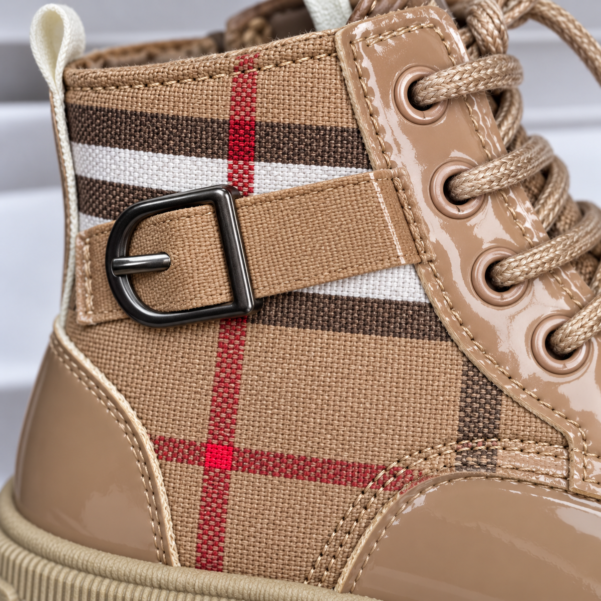 Bottines élégantes à carreaux pour fille avec fini brillant, laçage sur le devant, boucle décorative et semelle épaisse