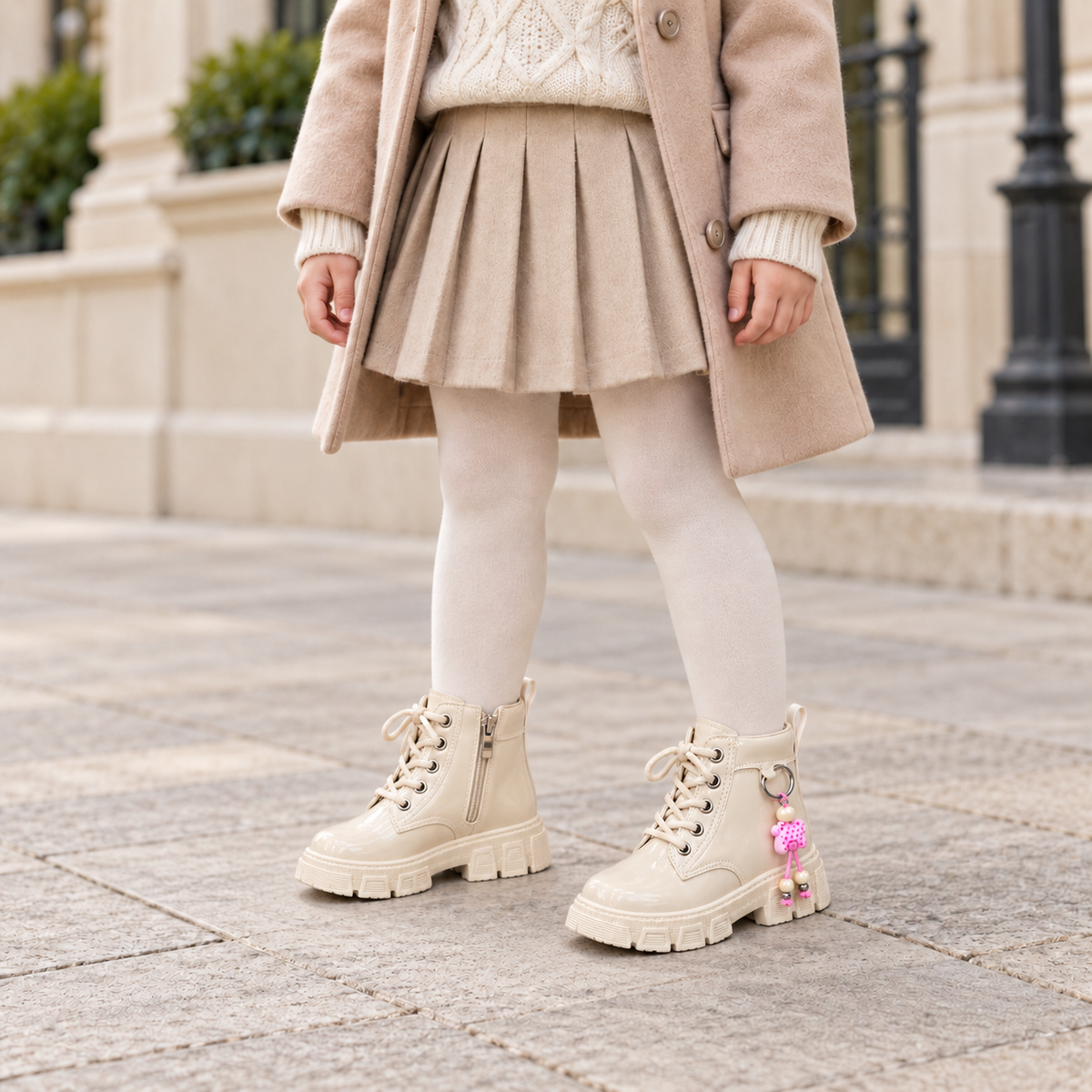 Bottines à lacets vernies pour fille avec breloques perlées et semelles épaisses