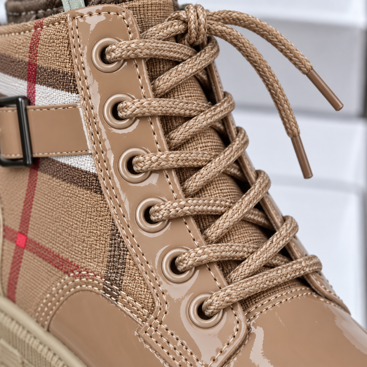 Bottines élégantes à carreaux pour fille avec fini brillant, laçage sur le devant, boucle décorative et semelle épaisse