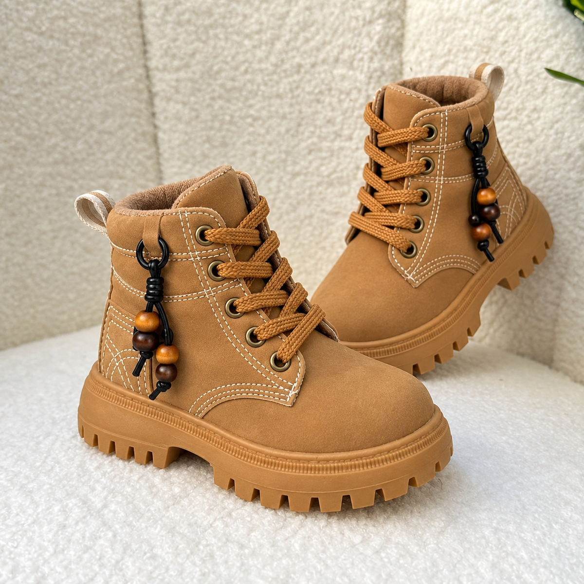 Bottines à lacets pour enfant avec semelles crantées épaisses, surpiqûres décoratives et détails perlés sur le côté
