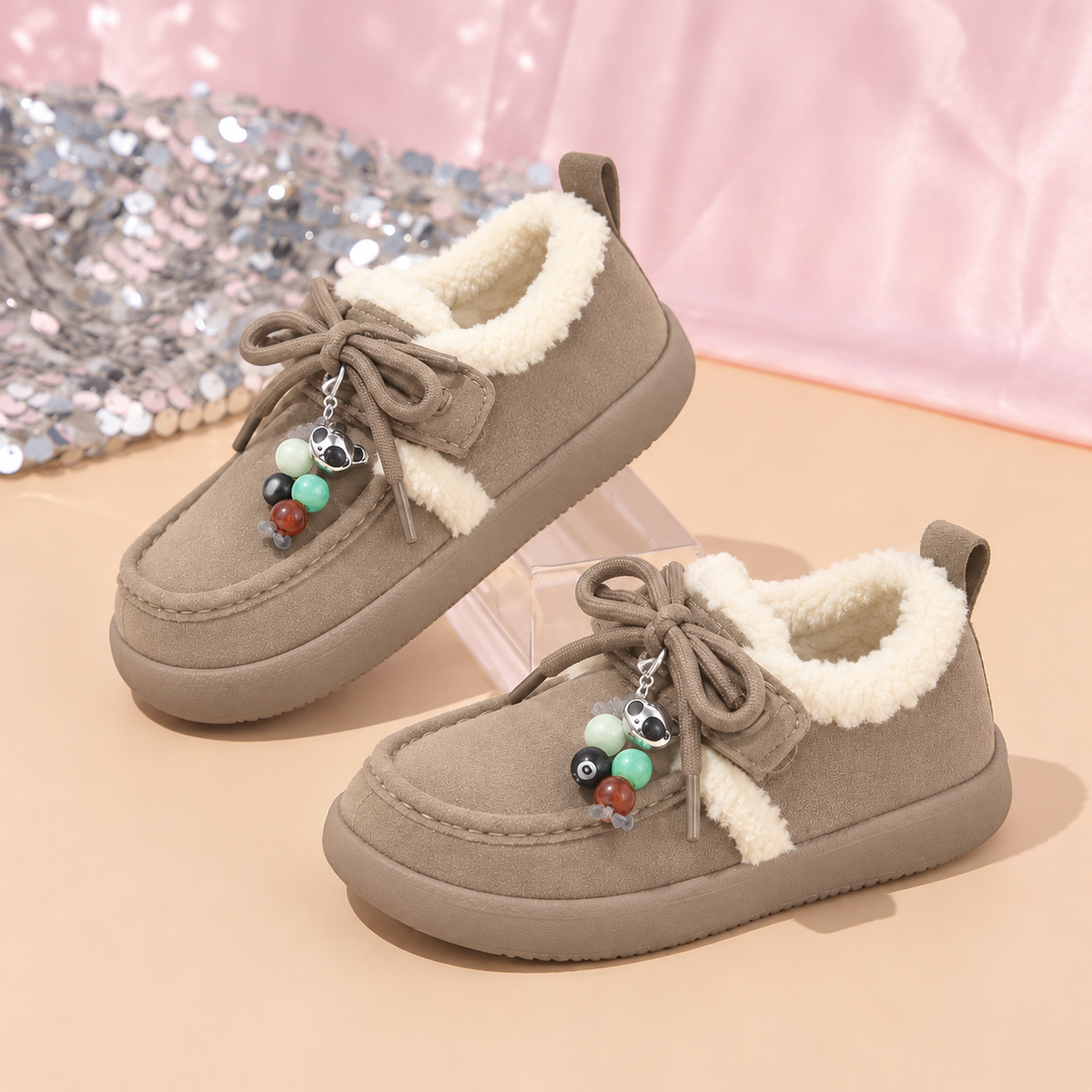 Mocassins pour enfants Little Charm avec garniture en polaire confortable, lacets à nœud et détails perlés colorés – Un style charmant pour l'automne et l'hiver