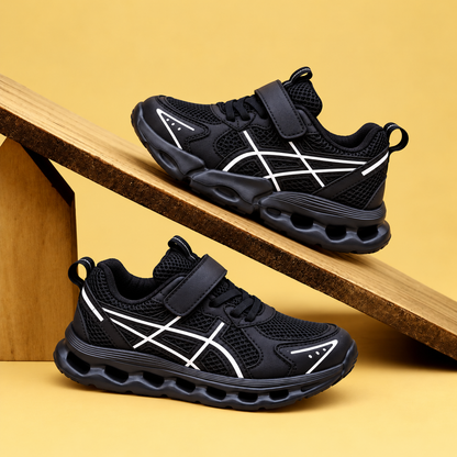 Baskets sportives pour enfant en mesh avec détails latéraux contrastants, semelles ajourées sculptées et fermeture à lacets ou auto-agrippante — Chaussures de tous les jours