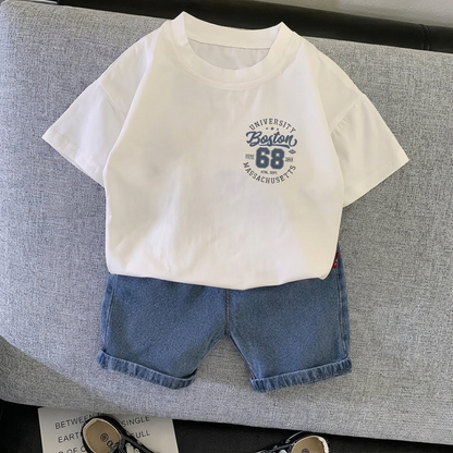 Ensemble t-shirt graphique « Boston Varsity » et short en jean pour garçons – Tenue décontractée d'été