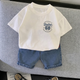 Ensemble t-shirt graphique « Boston Varsity » et short en jean pour garçons – Tenue décontractée d'été