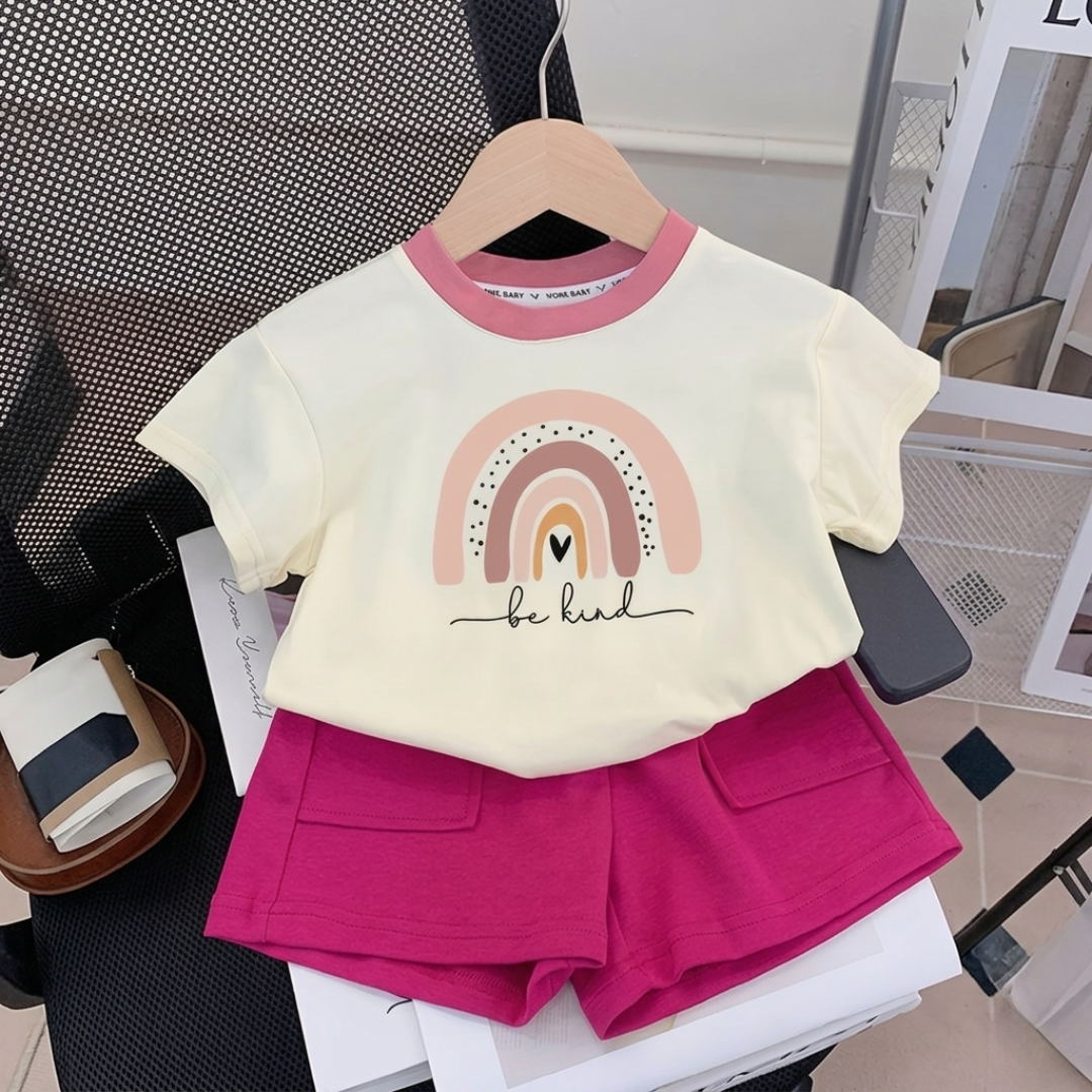 Ensemble short et t-shirt « Be Kind » arc-en-ciel unisexe – Tenue t-shirt et short assortis pour enfants