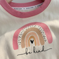 Ensemble short et t-shirt « Be Kind » arc-en-ciel unisexe – Tenue t-shirt et short assortis pour enfants
