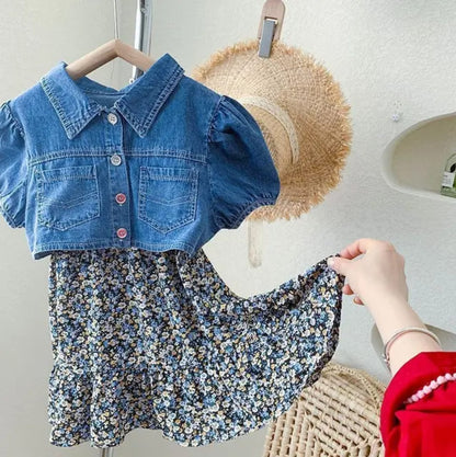 Une robe pour petite fille et une veste en jean avec des boutons