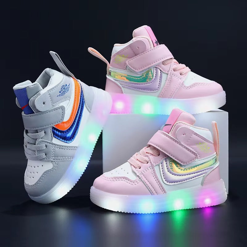 Chaussures de marche souples avec lumière LED pour garçons et filles en bas âge.