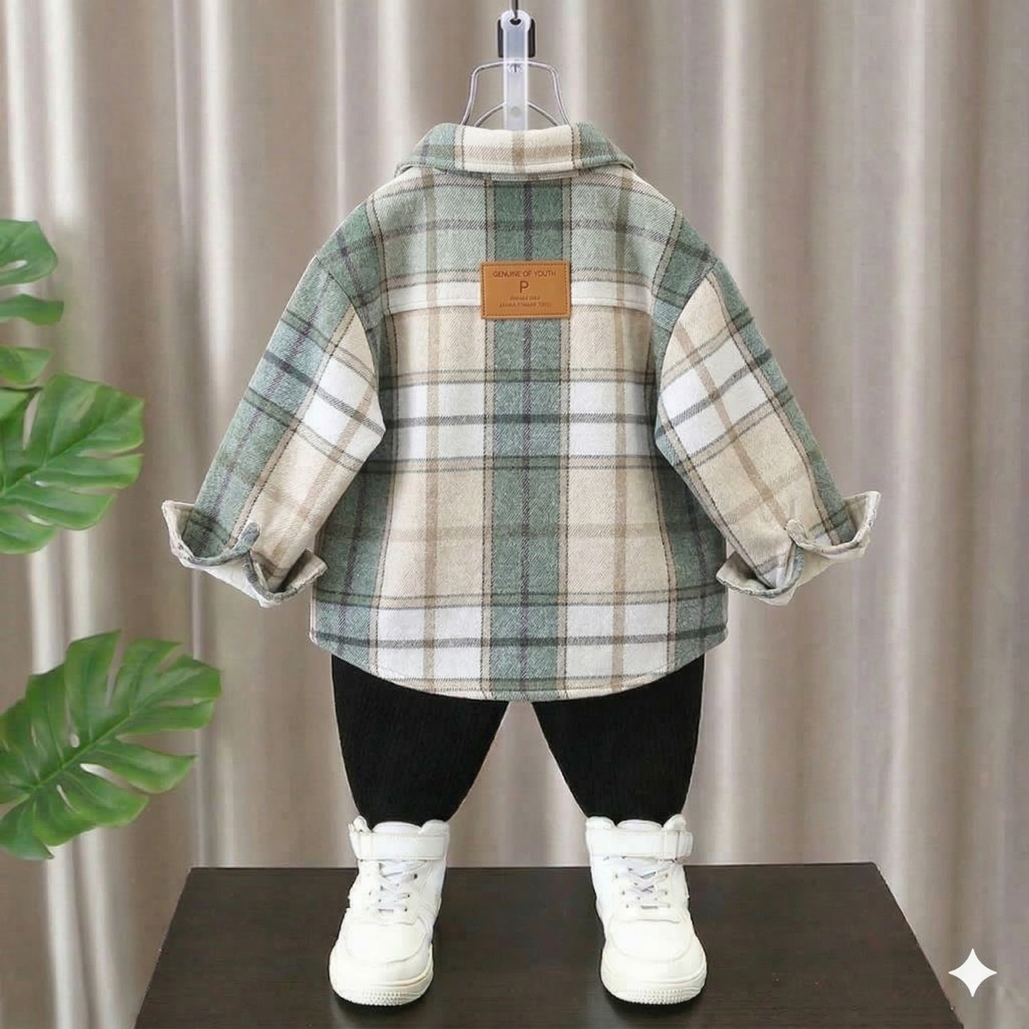 طقم ملابس للأولاد مكون من 3 قطع: قميص فلانيل كاروهات عصري، تيشيرت مطبوع عليه شعار SURFLO، وبنطال رياضي.