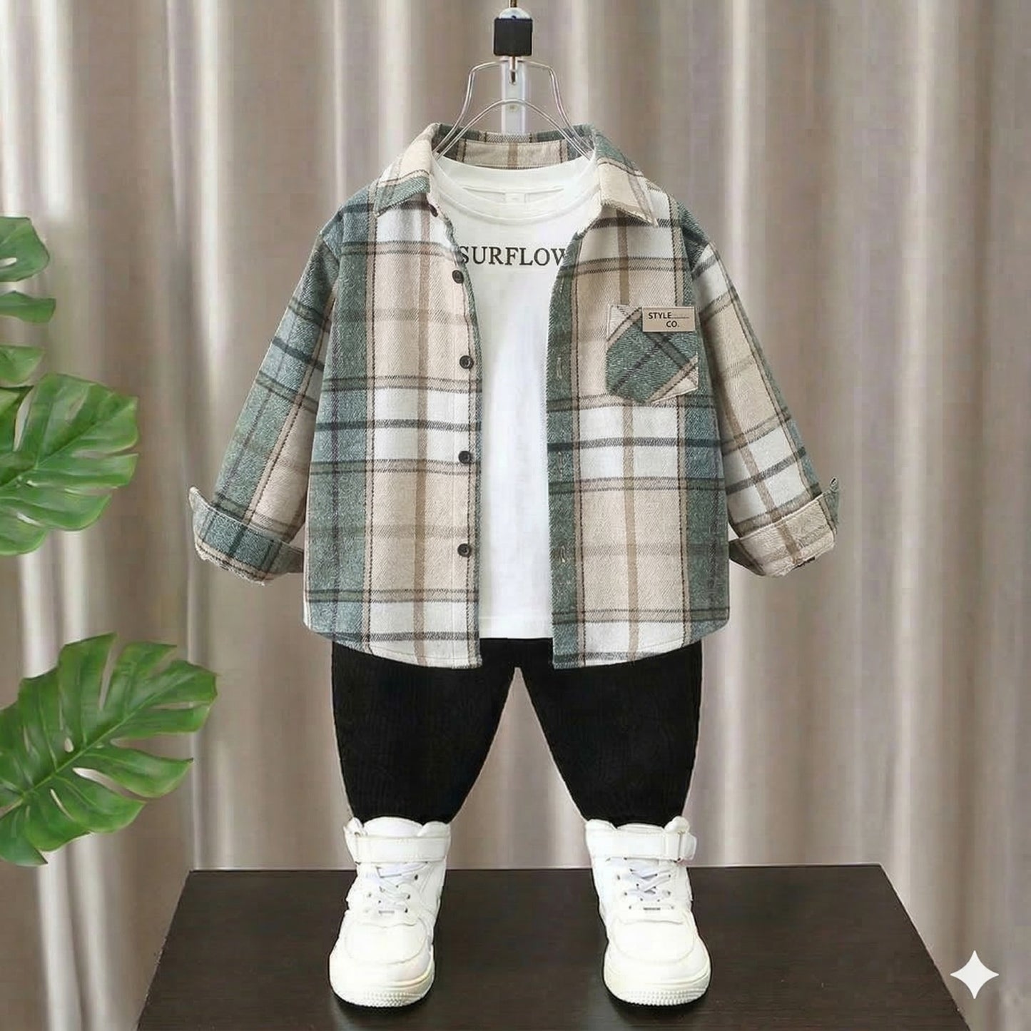 طقم ملابس للأولاد مكون من 3 قطع: قميص فلانيل كاروهات عصري، تيشيرت مطبوع عليه شعار SURFLO، وبنطال رياضي.