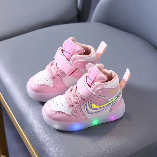 Chaussures de marche souples avec lumière LED pour garçons et filles en bas âge.