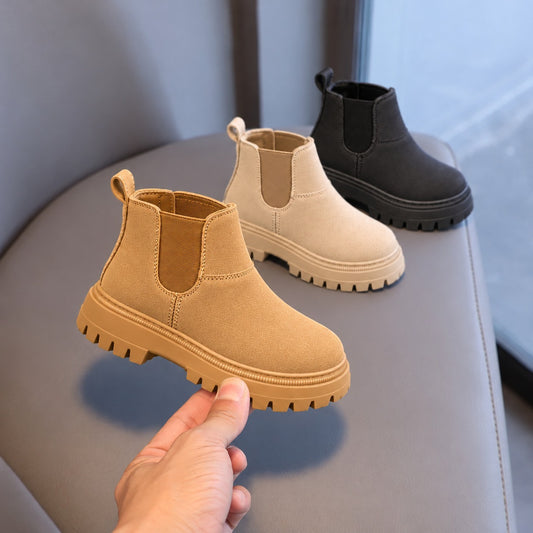 Bottines Chelsea stylées pour enfant avec empiècements élastiques sur les côtés, bouts arrondis et semelle crantée épaisse