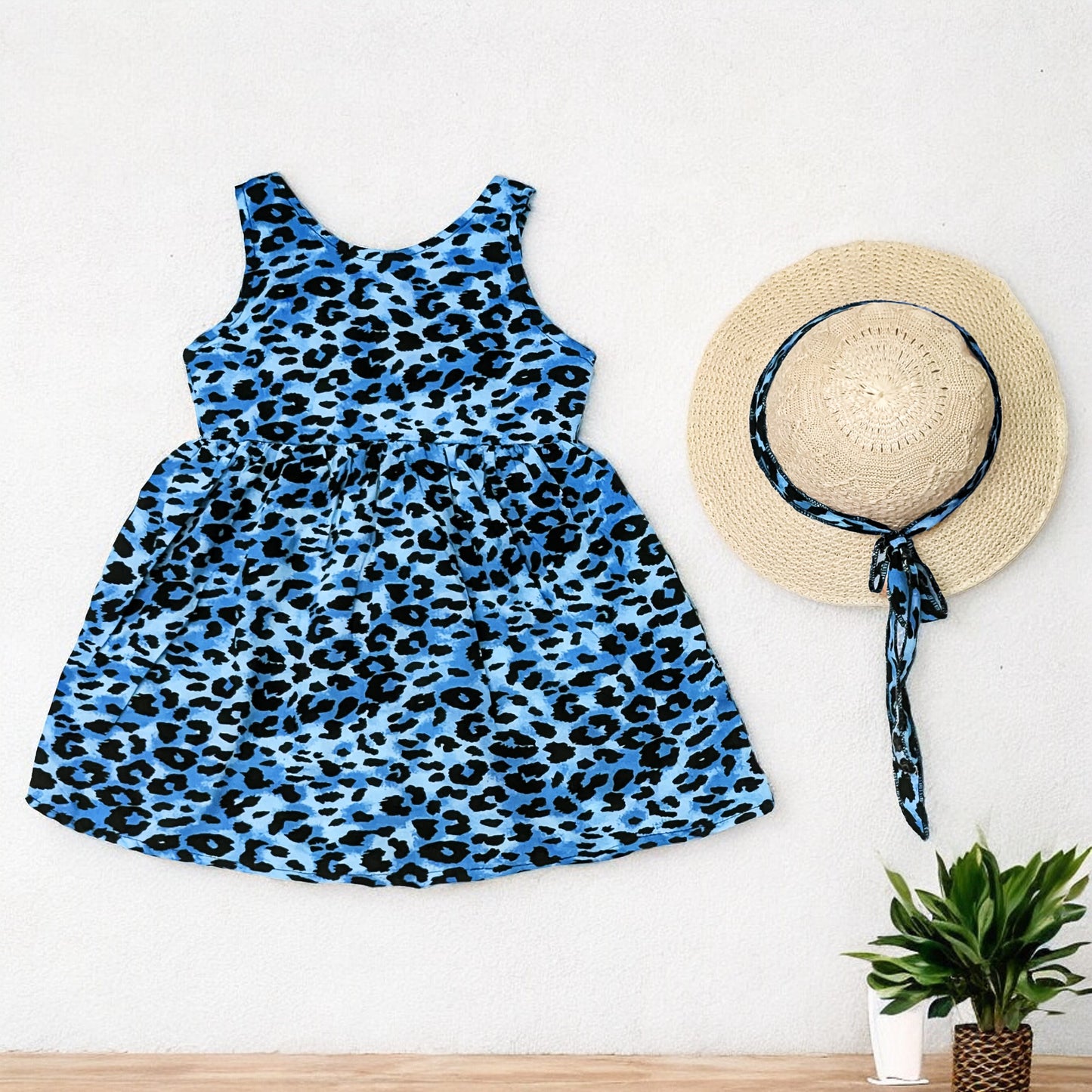 Ensemble robe léopard 100 % coton et chapeau assorti pour fille.