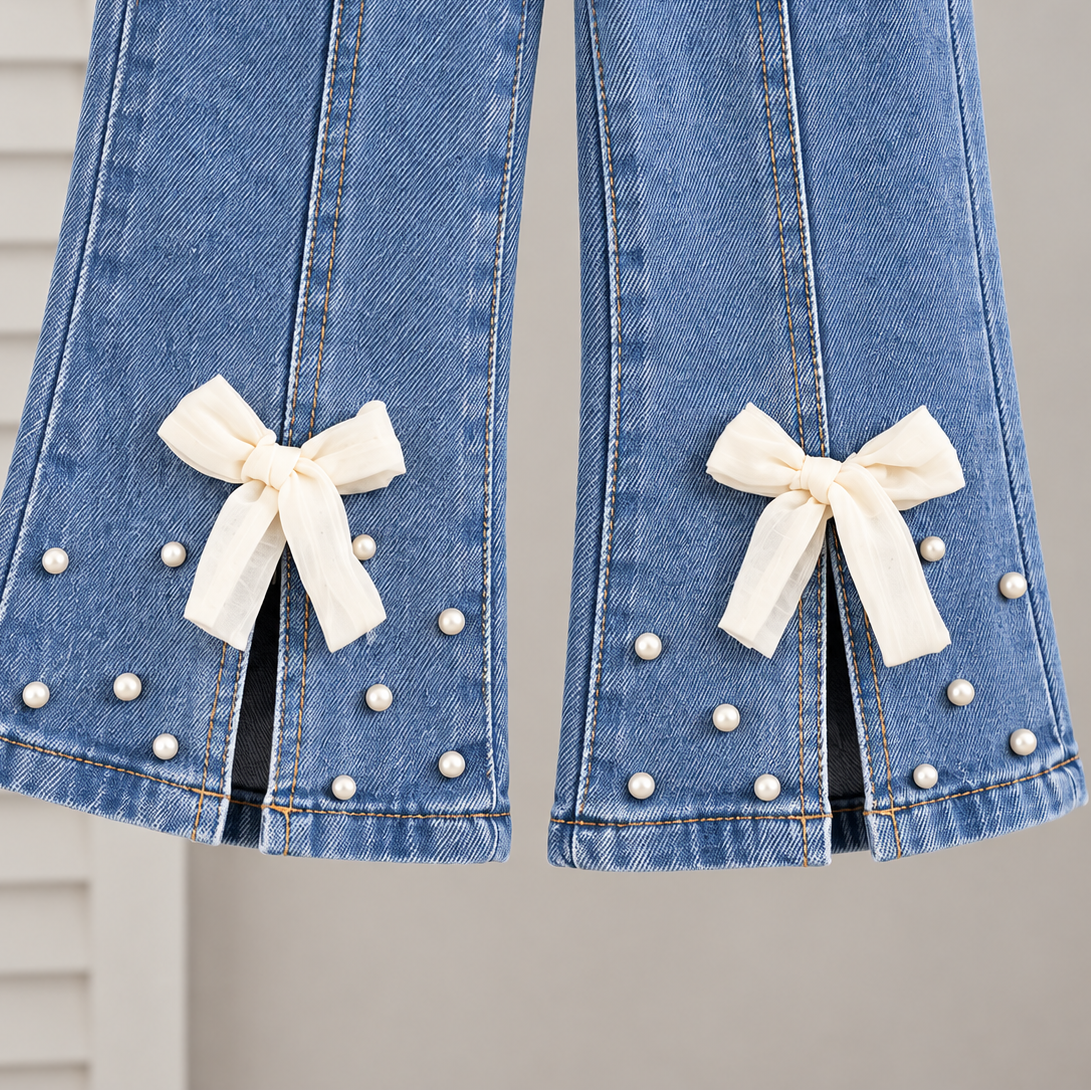 Tenue élégante pour fille avec une touche moderne - haut noir avec nœud papillon élégant et jean plissé attrayant