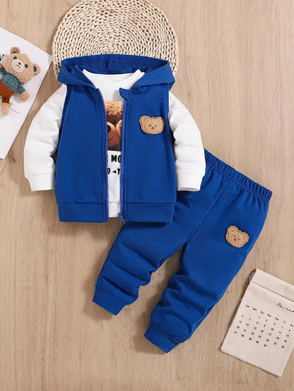Ensemble 3 pièces pour garçon et fille : un t-shirt avec imprimé ours, un sweat à capuche et un pantalon de sport.Ensemble 3 pièces pour garçon et fille : un t-shirt avec imprimé ours, un sweat à capuche et un pantalon de sport.