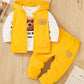 Ensemble 3 pièces pour garçon et fille : un t-shirt avec imprimé ours, un sweat à capuche et un pantalon de sport.Ensemble 3 pièces pour garçon et fille : un t-shirt avec imprimé ours, un sweat à capuche et un pantalon de sport.
