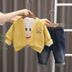 Ensemble 3 pièces élégant pour petit garçon : veste, t-shirt et jean