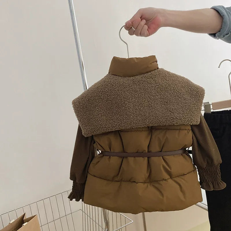 Tenue d'hiver élégante pour enfants : doudoune avec ceinture et pantalon en velours côtelé