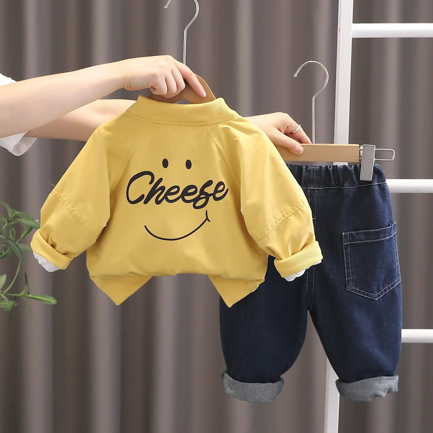 Ensemble 3 pièces élégant pour petit garçon : veste, t-shirt et jean