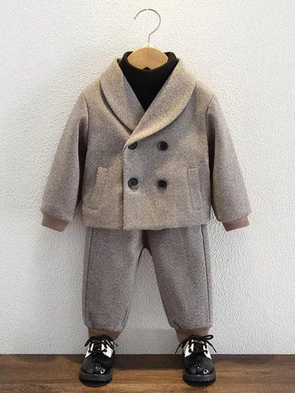 طقم من ثلاث قطع من معطف صوف وسترة وبنطال للأطفال الصغار