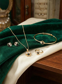 Ensemble de bijoux en or anti-ternissement en forme de trèfle à quatre feuilles – Couleur durable et résistante à l'oxydation, orné de pierres CZ noires et transparentes (ensemble de 5 pièces)