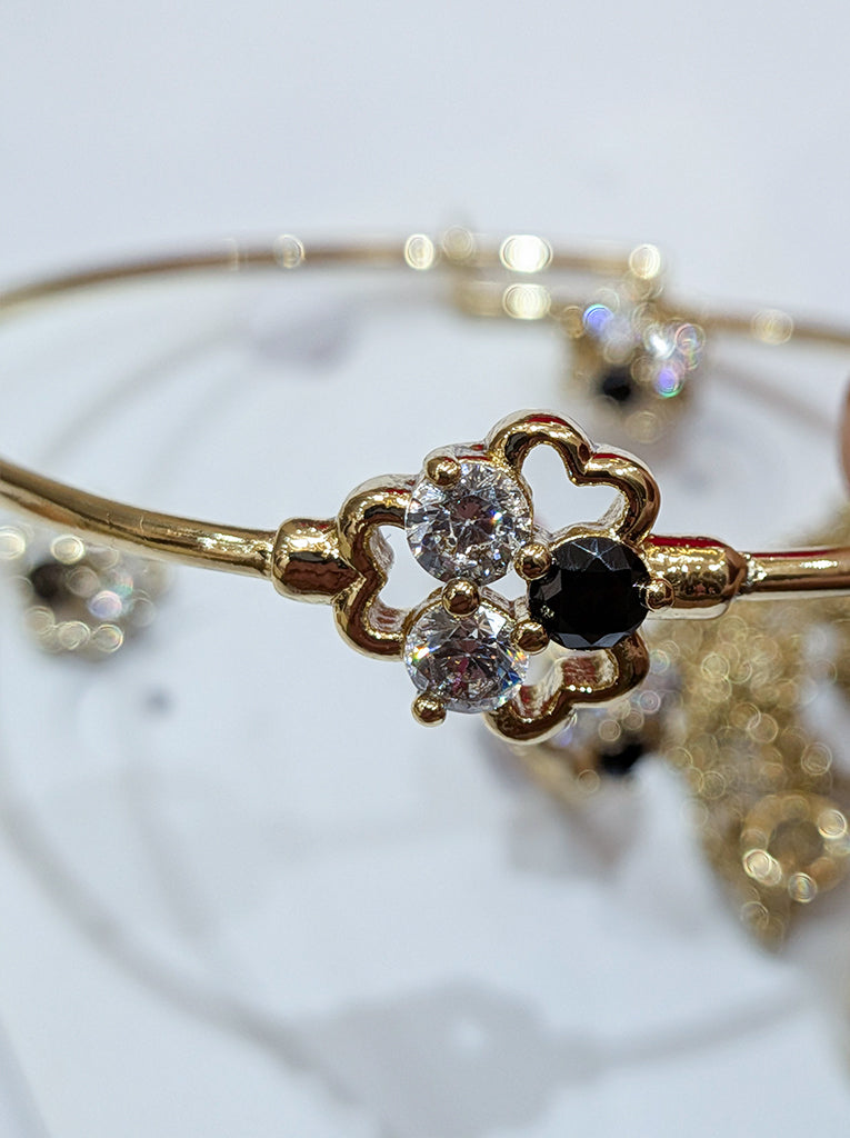 Ensemble de bijoux en or anti-ternissement en forme de trèfle à quatre feuilles – Couleur durable et résistante à l'oxydation, orné de pierres CZ noires et transparentes (ensemble de 5 pièces)