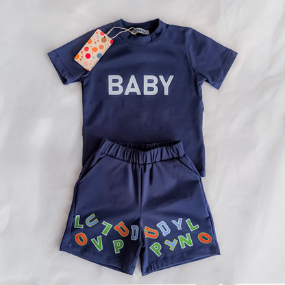 طقم ملابس صيفي قطني "بيبي" للأولاد مع قبعة مطابقة - متوفر باللونين الأزرق والبيج