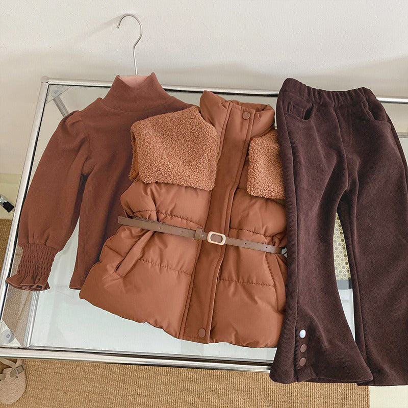 طقم شتوي أنيق للأطفال - جاكيت منفوخ مع حزام وبنطال مخملي